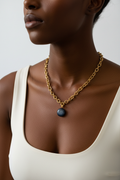 Collier Pen Bron porté – femme métisse ou noire
